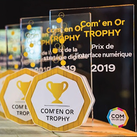 Trophée Plexiglass - Com en Or